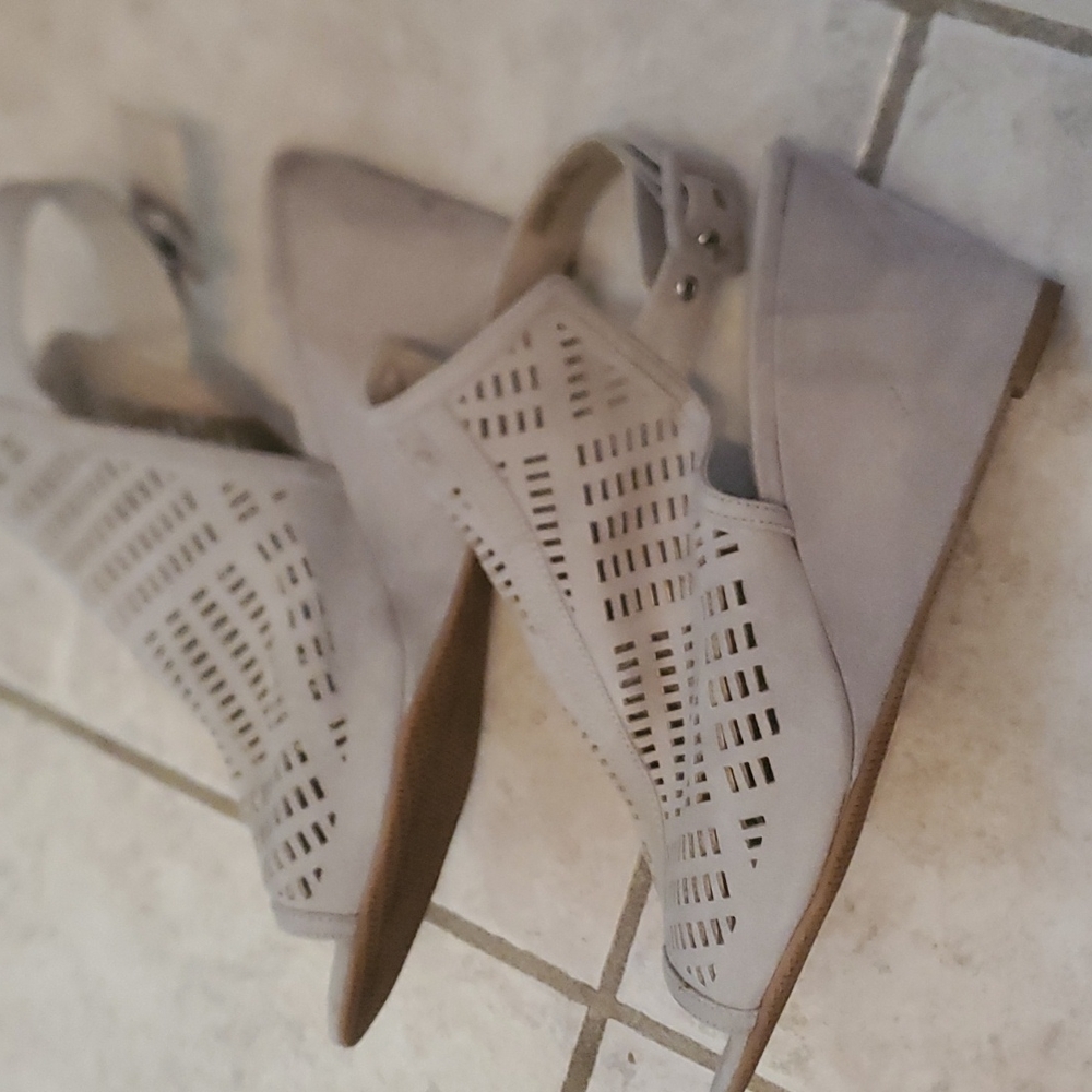 EUC LIKE NEW B.L.E.U Beige Laser Cut Perforated wedge Sandals ROSINA Beige Sz.9 - Picture 5 of 9